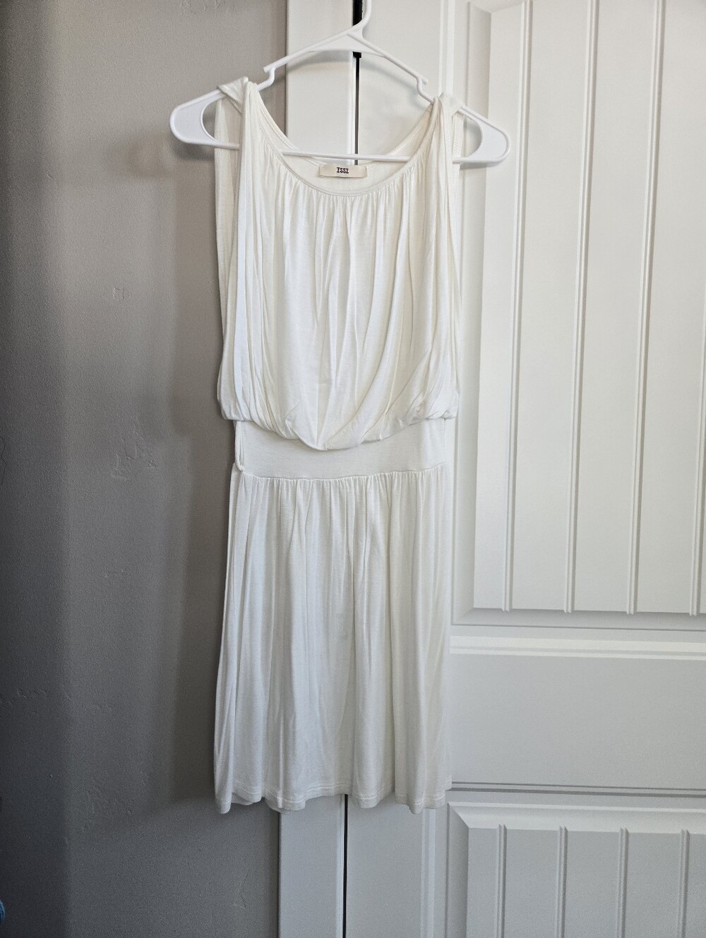 Effortless White Sleeveless Mini Dress with Blouson Waist